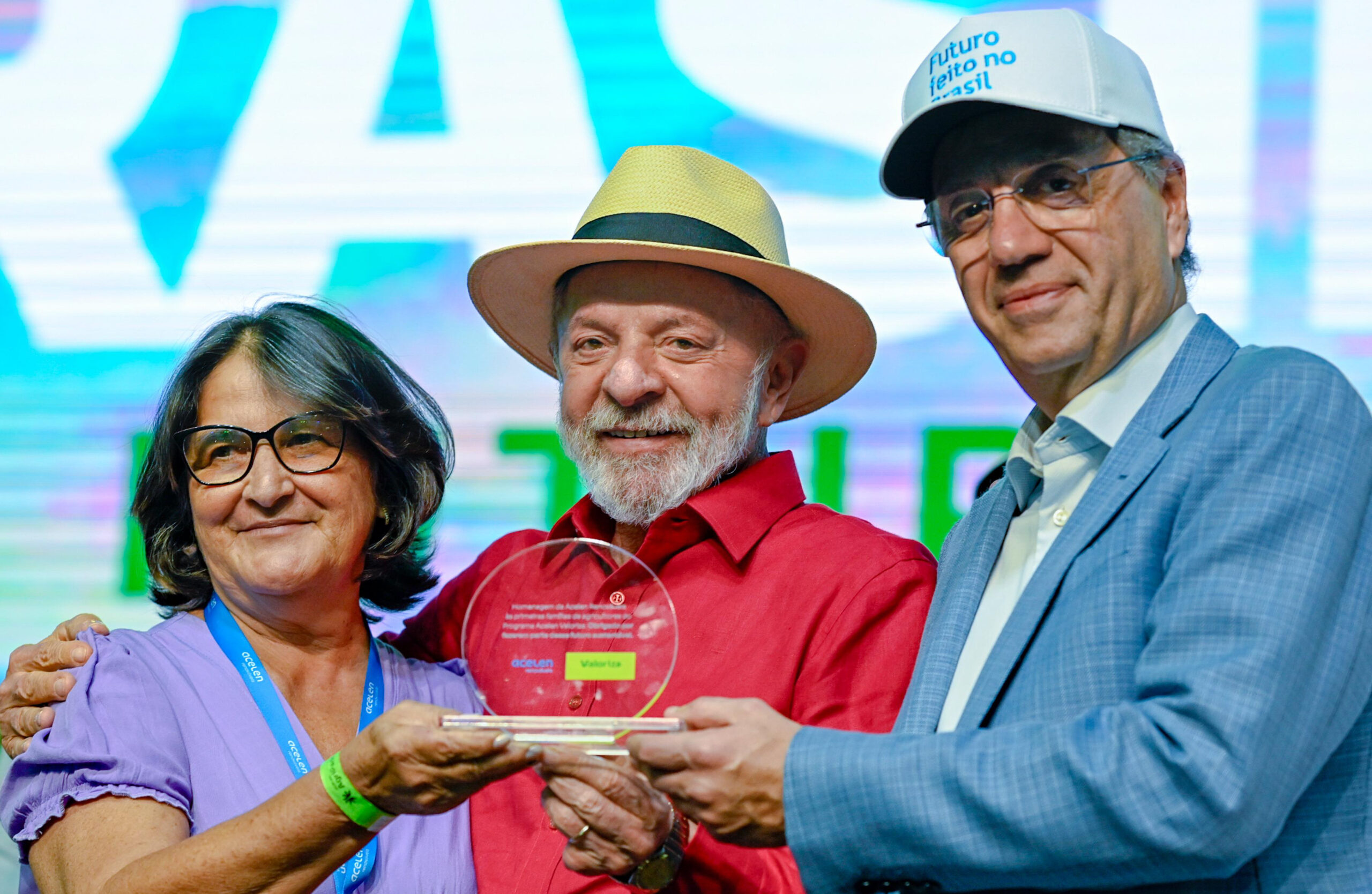 Lula, o CEO da Acelen, Luiz de Mendonça, e Dona Nice celebram o lançamento do programa Acelen Valoriza, que apoia agricultores e a cadeia da macaúba - Foto: Ricardo Stuckert / PR